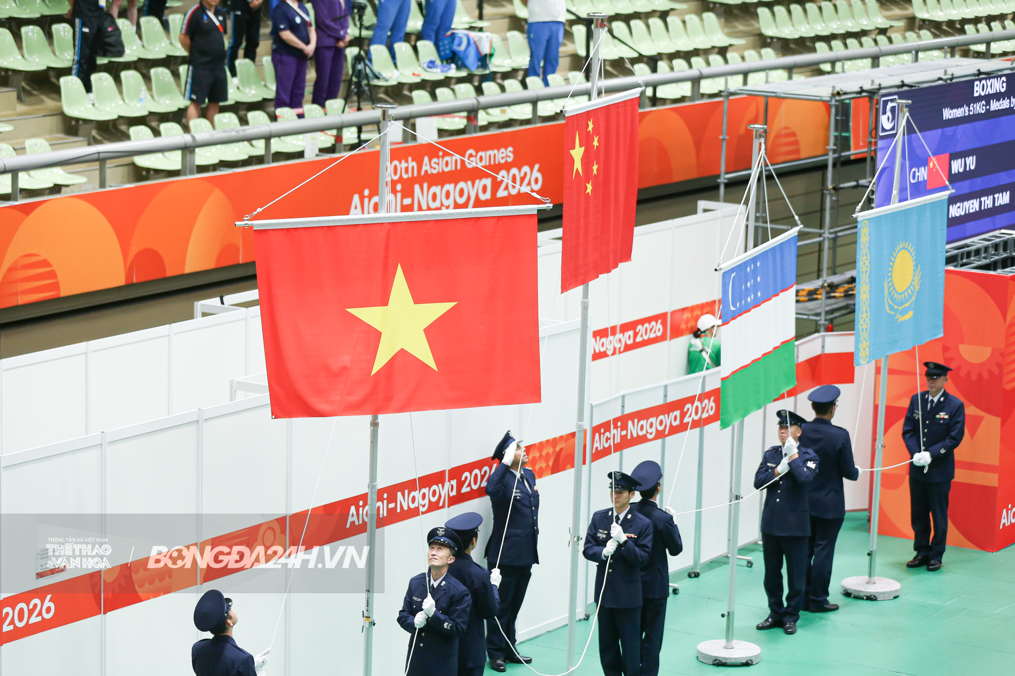 Nguyễn Thị Tâm với đôi mắt tụ máu trên bục nhận huy chương 4