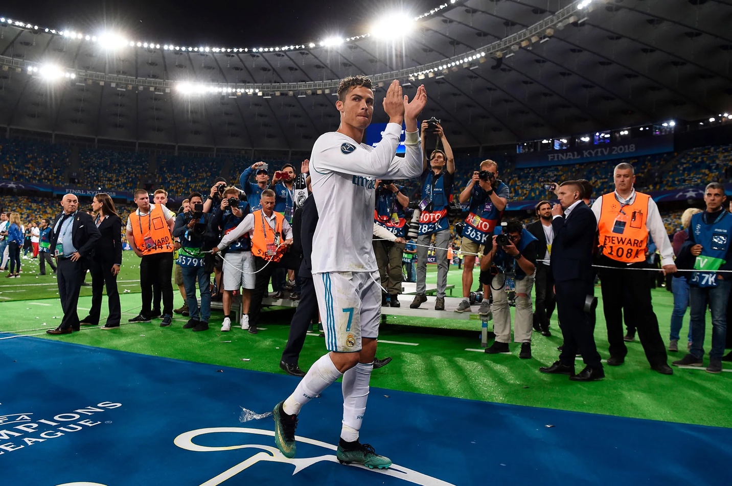 Khi nhà vua cần đồng đội chạy thay Messi và Ronaldo khác nhau ở đâu 1