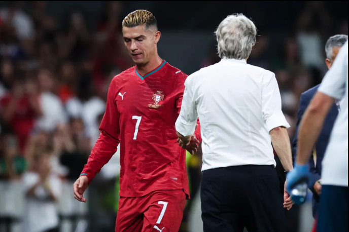 Ronaldo gửi lời nhắn đặc biệt đến Messi sau trận chia tay Argentina 1