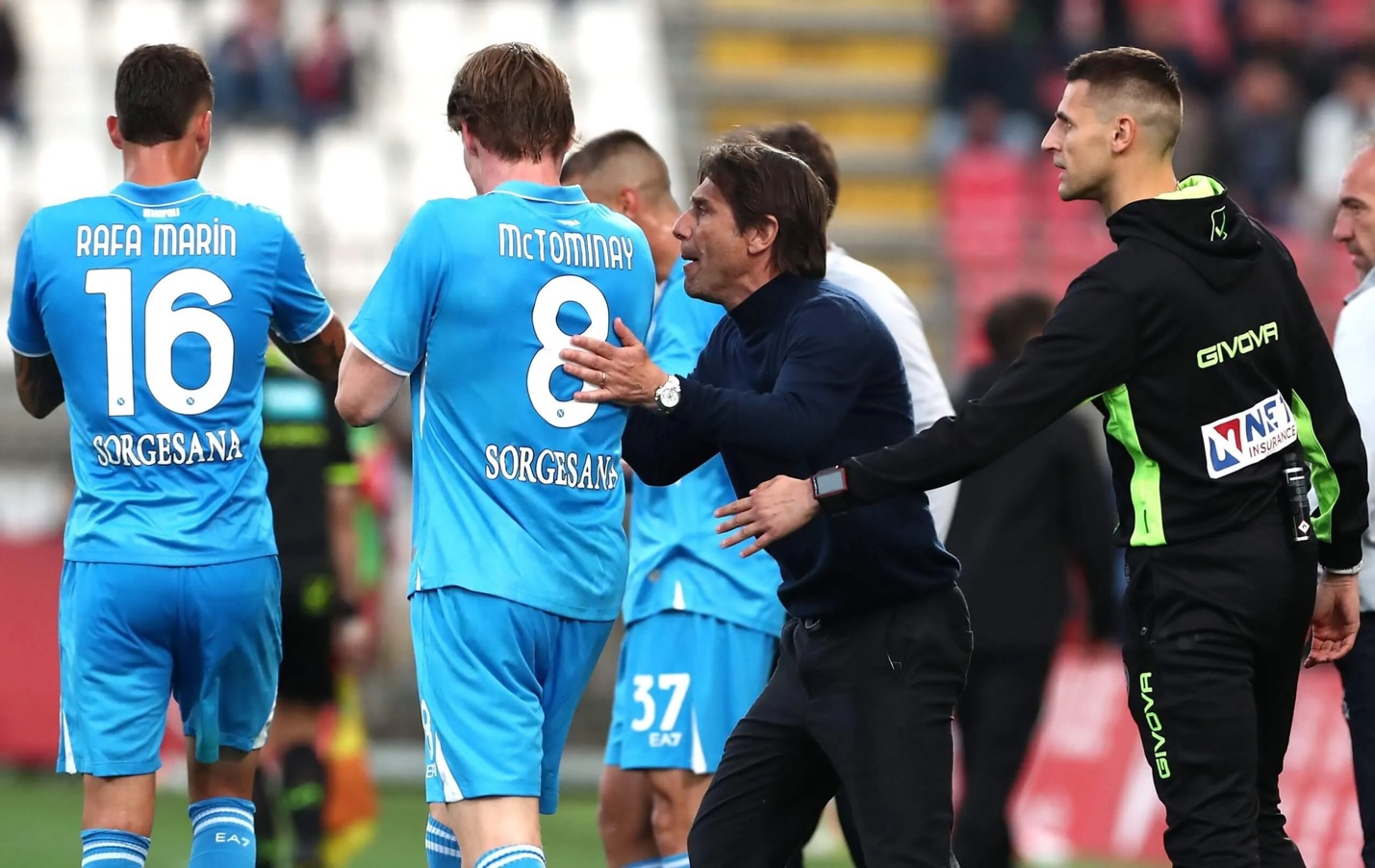 Antonio Conte nói về khoảng cách tài chính Ở Anh, họ dùng Bazooka Còn ở những nơi khác, người ta vẫn dùng súng lục 3 Antonio Conte nói về khoảng cách tài chính Ở Anh, họ dùng Bazooka Còn ở những nơi khác, người ta vẫn dùng súng lục 3