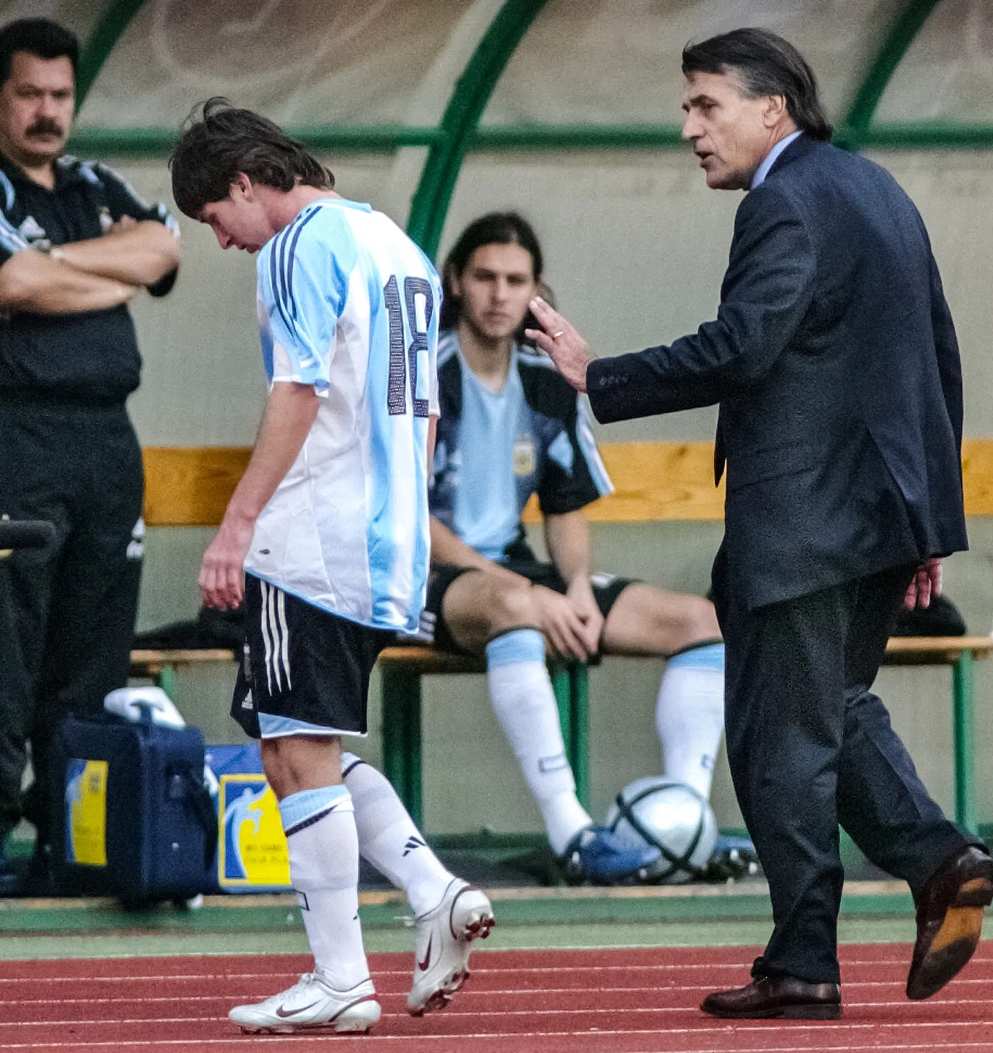 Lionel Messi trong màu áo Argentina qua ảnh Từ chiếc thẻ đỏ ngày ra mắt đến lời chia tay của một huyền thoại 1