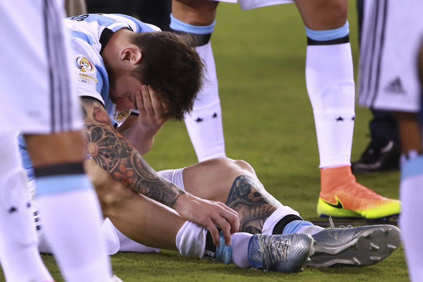 Lionel Messi trong màu áo Argentina qua ảnh Từ chiếc thẻ đỏ ngày ra mắt đến lời chia tay của một huyền thoại 9