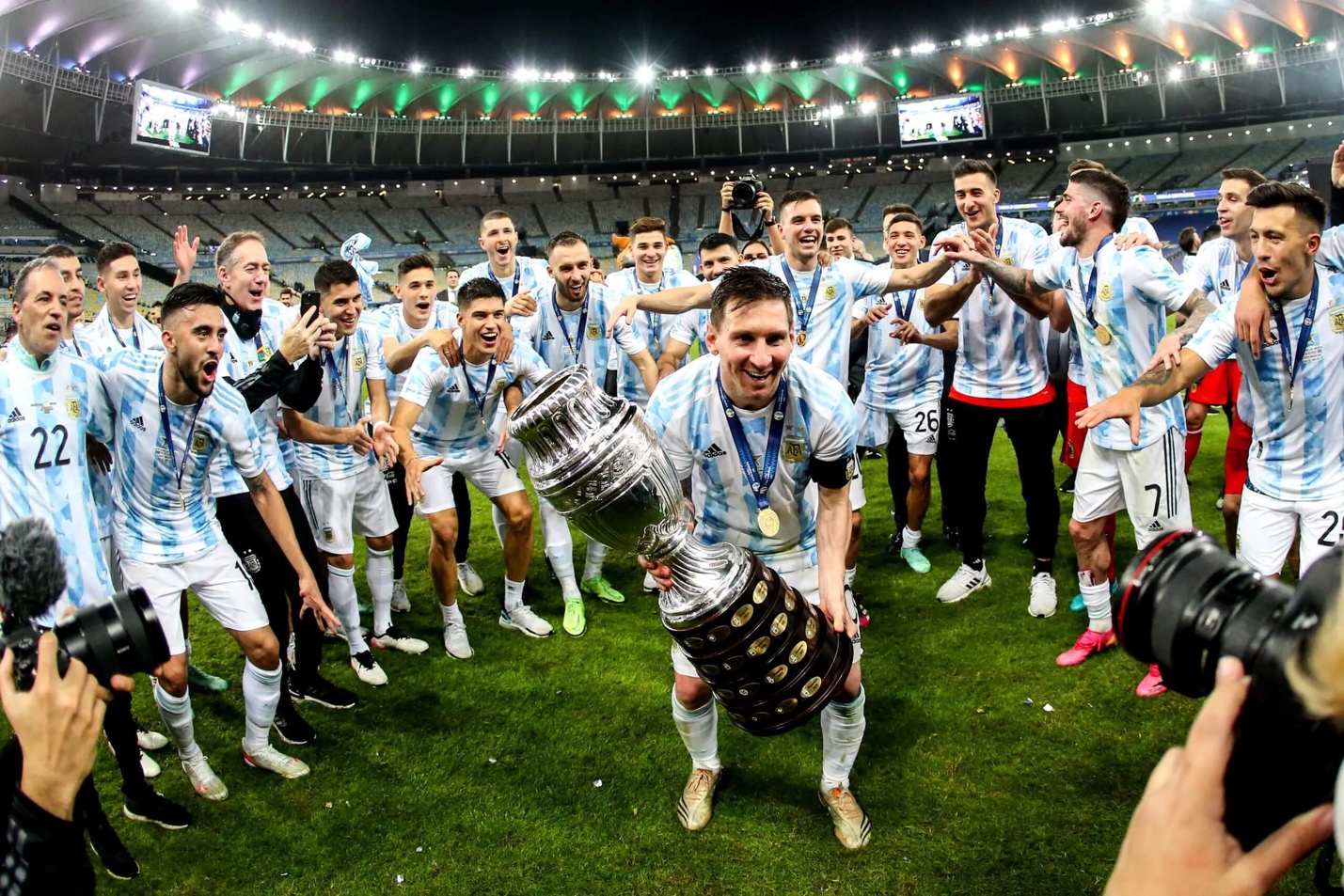 Lionel Messi trong màu áo Argentina qua ảnh Từ chiếc thẻ đỏ ngày ra mắt đến lời chia tay của một huyền thoại 11