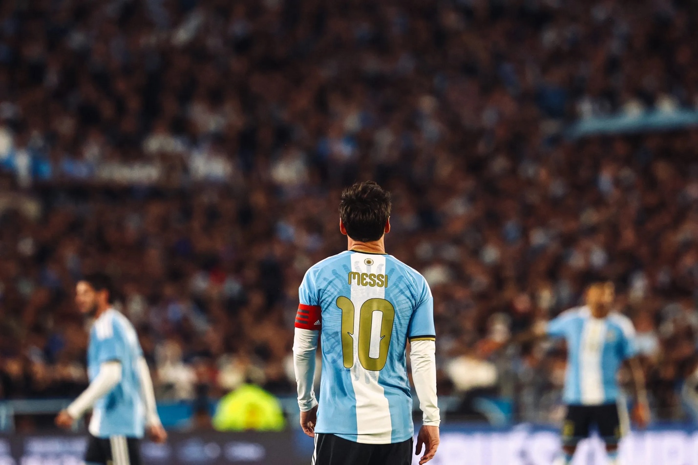 Lionel Messi trong màu áo Argentina qua ảnh Từ chiếc thẻ đỏ ngày ra mắt đến lời chia tay của một huyền thoại 15