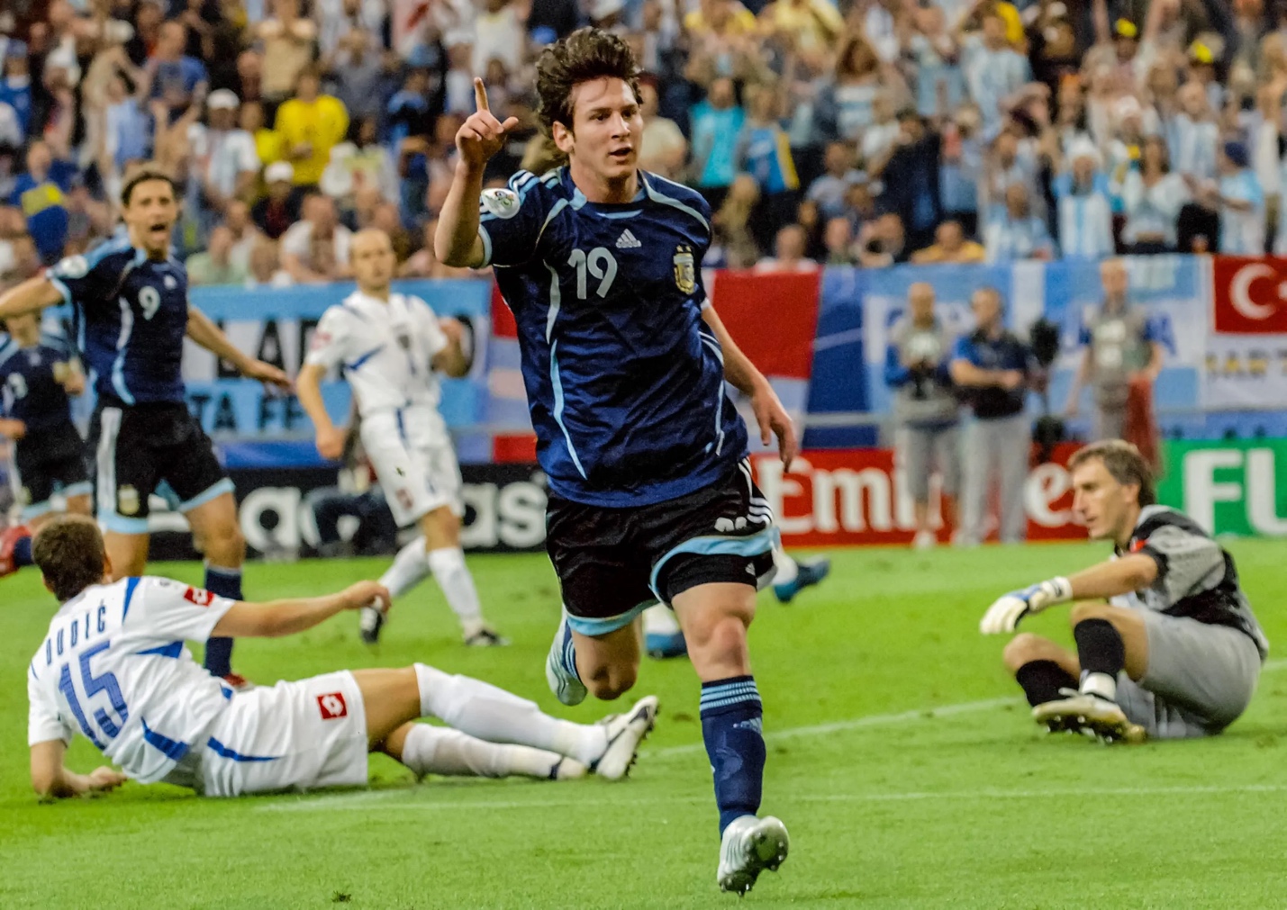 Lionel Messi trong màu áo Argentina qua ảnh Từ chiếc thẻ đỏ ngày ra mắt đến lời chia tay của một huyền thoại 2