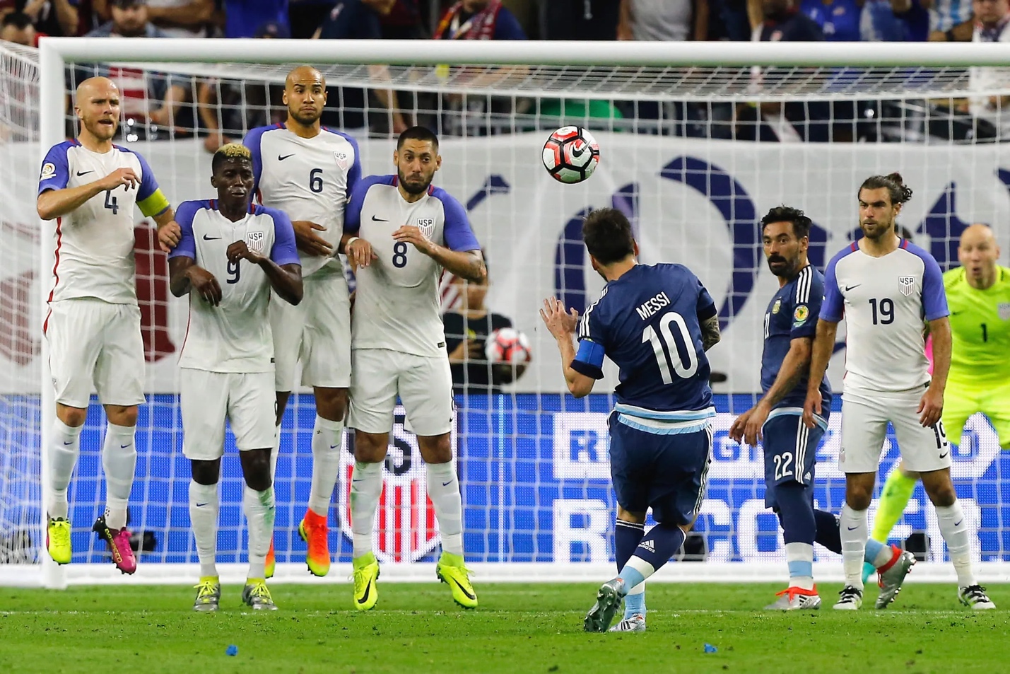 Lionel Messi trong màu áo Argentina qua ảnh Từ chiếc thẻ đỏ ngày ra mắt đến lời chia tay của một huyền thoại 8