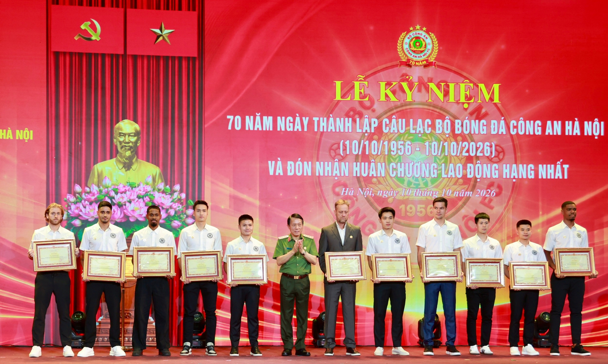 CLB CAHN đón nhận Huân chương Lao động hạng Nhất CLB CAHN don nhan Huan chuong Lao dong hang Nhat