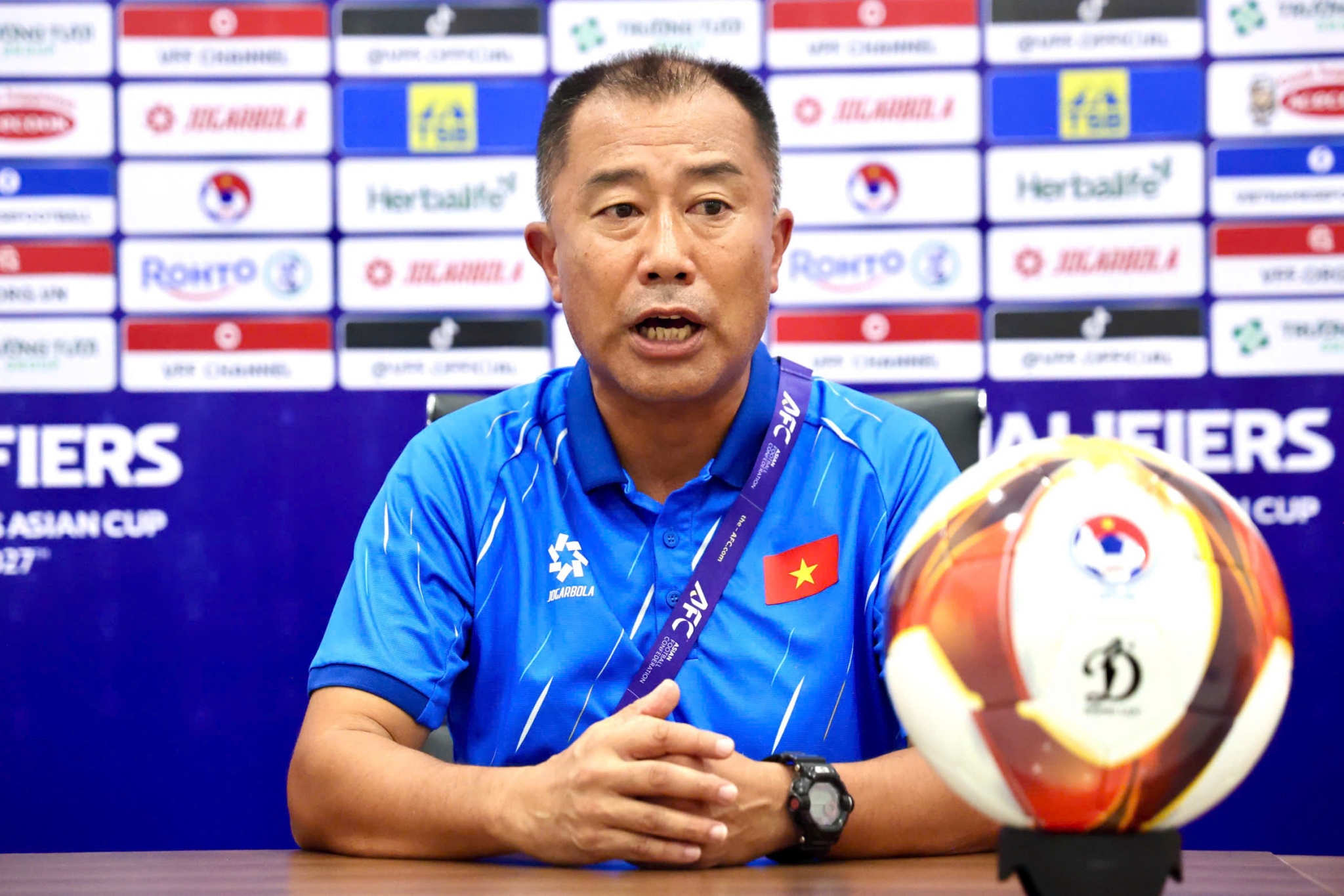 HLV Okiyama Masahiko cua dT U17 nu Viet Nam