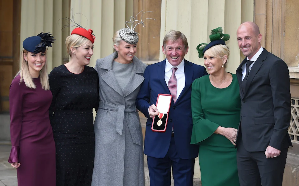 Sir Kenny Dalglish Người ta bảo đừng mang những vấn đề ở công việc về nhà Nhưng không mang về thì mang đi đâu 6 Sir Kenny Dalglish Người ta bảo đừng mang những vấn đề ở công việc về nhà Nhưng không mang về thì mang đi đâu 6