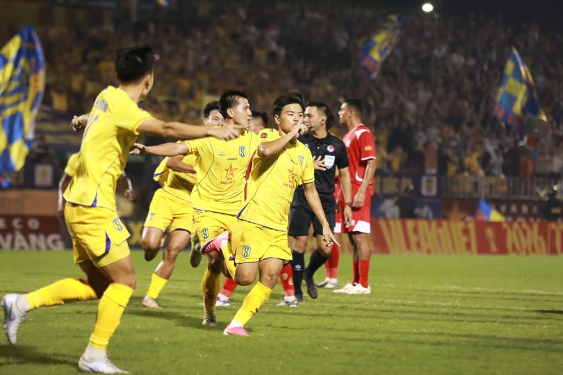 Lê Văn Quý lập công quân bình tỷ số Ảnh SLNA FC Le Van Quy lap cong quan binh ty so anh SLNA FC