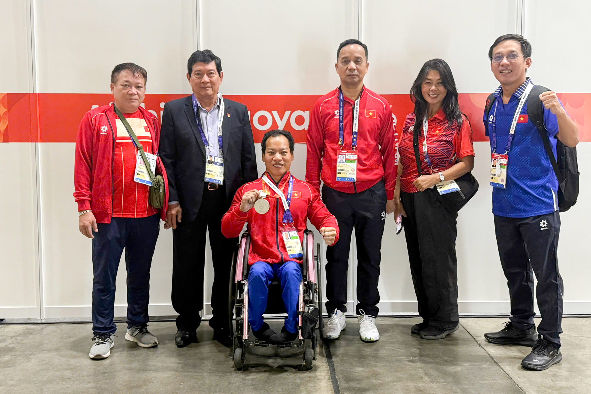 Le Van Cong nhan HCB Asian Para Games 5