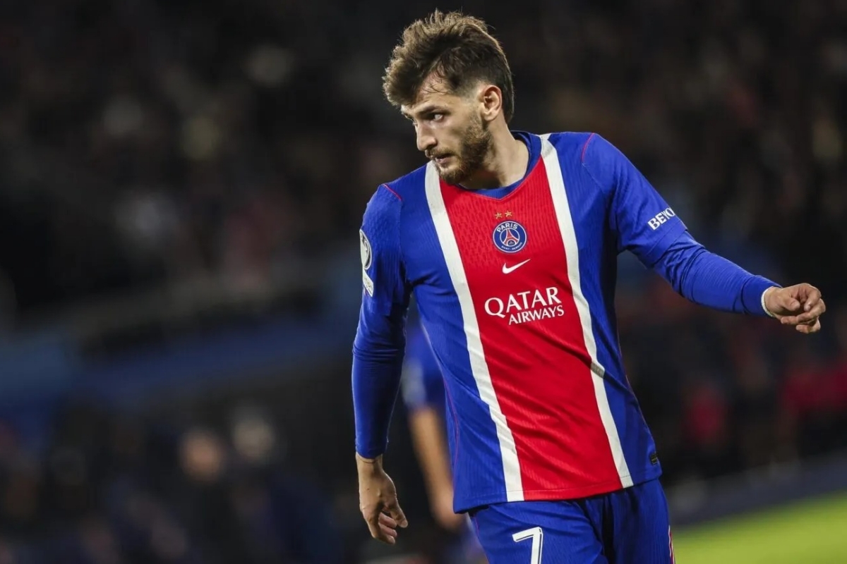 Kvaratskhelia đứt dây chằng đầu gối trong trận thắng Barca 20/10 Kvaratskhelia dut day chang dau goi trong tran thang Barca 20/10