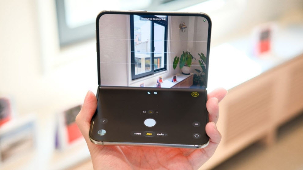 iPhone Duo chi mạnh test gập mở khoảng 3000 lần - Kết quả vẫn hiện nếp gấp rõ rệt 3