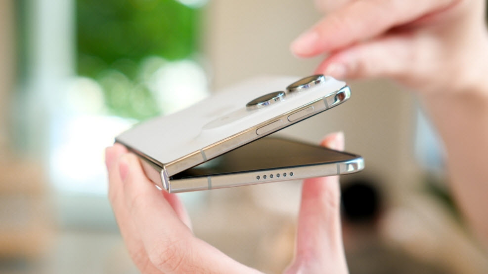 iPhone Duo chi mạnh test gập mở khoảng 3000 lần - Kết quả vẫn hiện nếp gấp rõ rệt 1