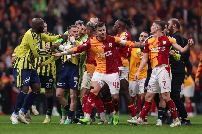 Ẩu đả dữ dội ở đại chiến Galatasaray vs Fenerbahce 2 Ẩu đả dữ dội ở đại chiến Galatasaray vs Fenerbahce 2