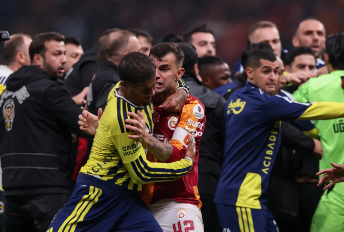 Ẩu đả dữ dội ở đại chiến Galatasaray vs Fenerbahce 1 Ẩu đả dữ dội ở đại chiến Galatasaray vs Fenerbahce 1