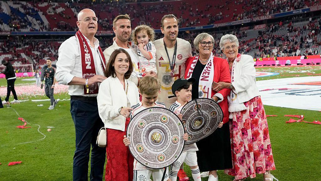 Quả bóng vàng ở tuổi 33 Cái kết đẹp cho hành trình đầy trắc trở của Harry Kane 3 Quả bóng vàng ở tuổi 33 Cái kết đẹp cho hành trình đầy trắc trở của Harry Kane 3