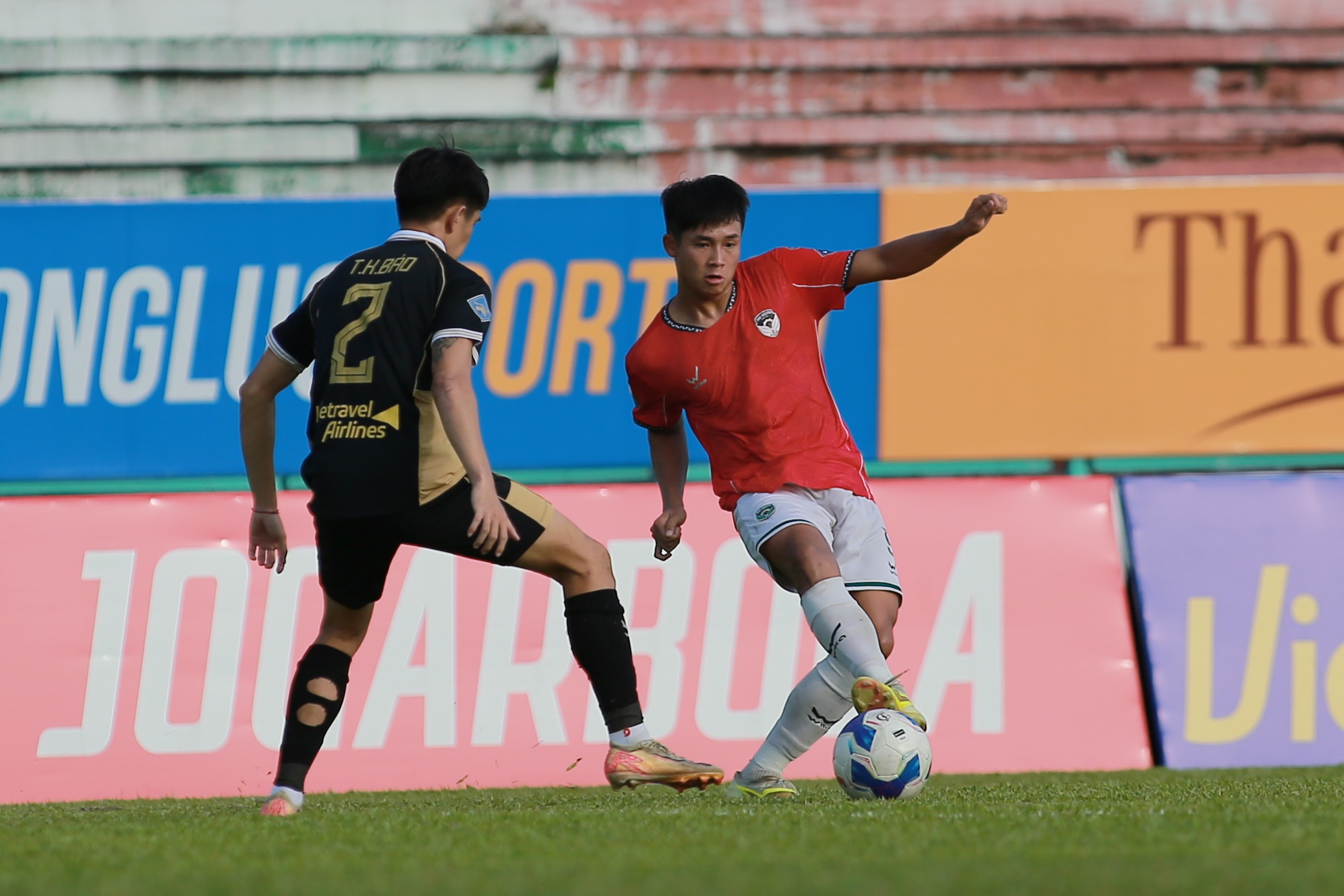 Cac cau thu Thai Nguyen dut mach chien thang tai Long An