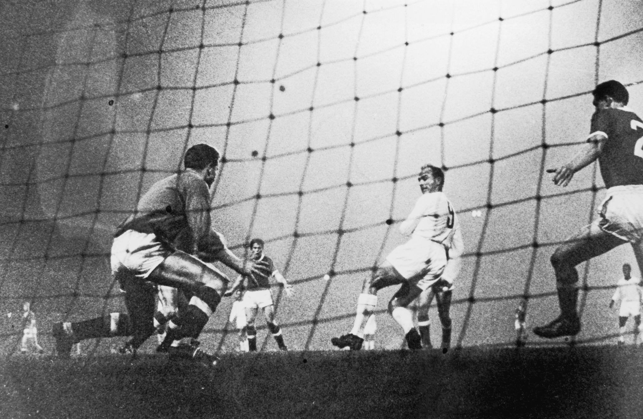 Giải mã Dòng máu Quỷ (Phần 3) ‘Mũi tên Vàng’ Di Stefano từng suýt khoác áo MU 6 Giải mã Dòng máu Quỷ (Phần 3) ‘Mũi tên Vàng’ Di Stefano từng suýt khoác áo MU 6