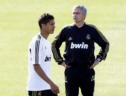 “Virus FIFA” hoành hành ở Bernabeu: Đến Varane cũng chấn thương!