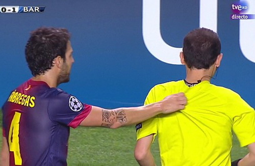 Hành vi vô lễ của Cesc Fabregas với trọng tài