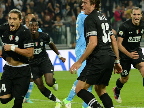 Dự bị lập đại công, Juventus bắt đại địch thủ Napoli phải quy hàng