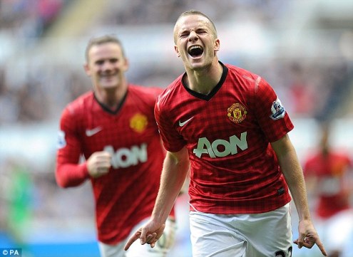 Hàng tiền vệ của Man United: Cleverley lép vế so với Carrick và Fellaini