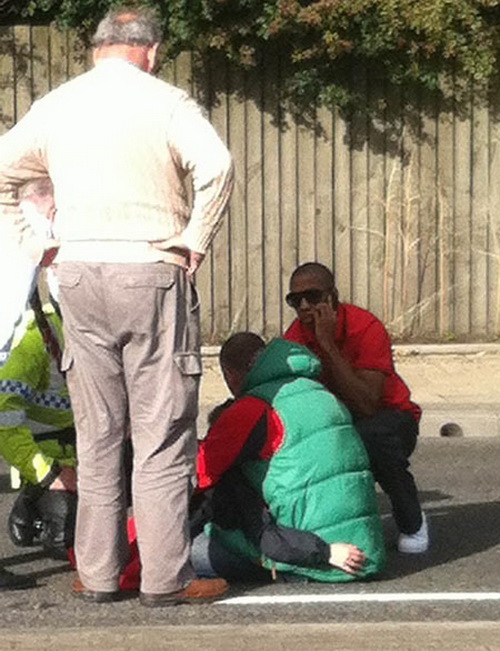 Ra tay nghĩa hiệp trên đường đến sân đấu, Ashley Young ghi điểm