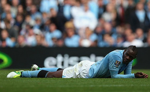 Man City trắng lưới, nhưng “thủng” Balotelli