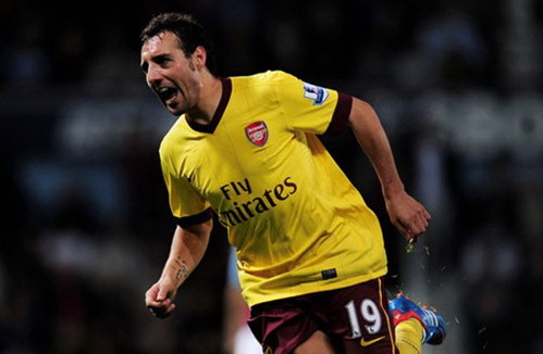 Arsene Wenger: Tôi chẳng biết Cazorla thuận chân nào