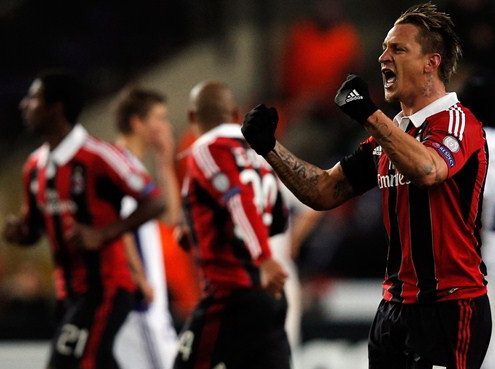 Trung vệ Mexes vẽ siêu phẩm xe đạp chổng ngược khủng hơn Zlatan Ibrahimovic