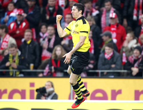 Vượt qua Ronaldo, Lewandowski đe dọa Messi