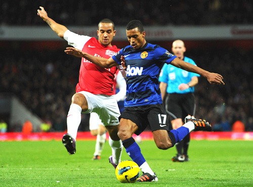 Arsenal rối loạn: Walcott theo chân Van Persie đến M.U?