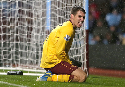 Arsenal hòa nhạt nhẽo trên Villa Park: Ngọn đèn dưới mưa…