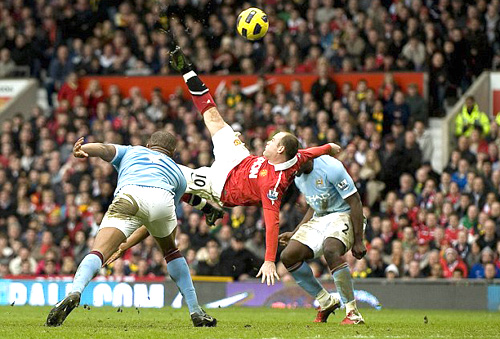 Khi Ibra phù phép, Rooney đang ở đâu?