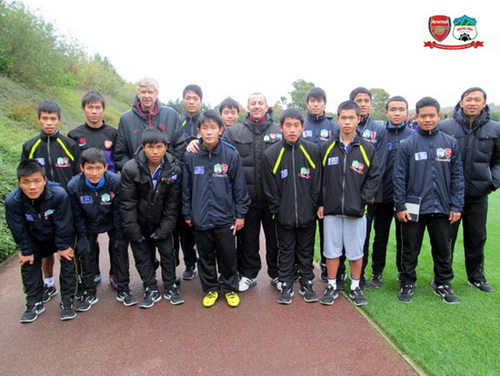 HLV Arsene Wenger triệu tập 4 cầu thủ Học viện HAGL sang Arsenal
