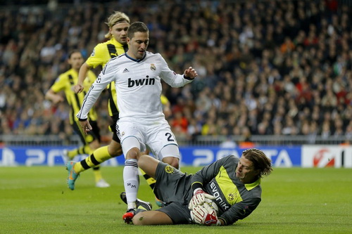 Không “số 9”, Mou sẽ học theo Barca?