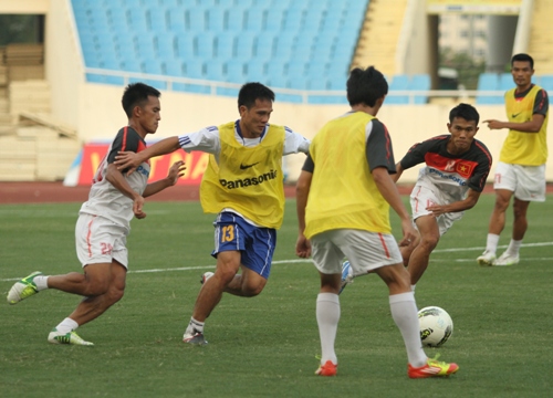 Bão chấn thương ở đội tuyển, tướng Hùng xài gà nhà