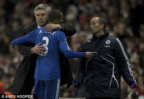 Thầy cũ Ancelotti kiên trì dụ dỗ học trò Ashley Cole