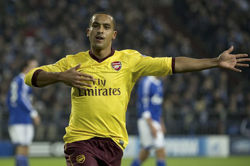 Diễn biến mới nhất vụ Walcott: Wenger không muốn có Cesc và Persie phiên bản 2