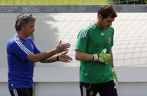 Bị Mourinho liên tục “đì”, Casillas tính chuyện ra đi