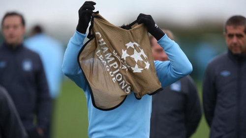 Bắt chước Balotelli, Scott Sinclair không thể mặc áo tập