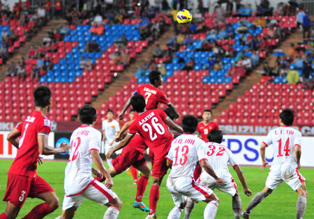 “Tướng” Phan Thanh Hùng đau đầu với bài toán phòng ngự