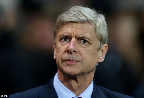 Wenger độc tài hơn Alex Ferguson?