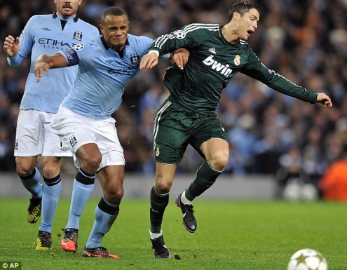 Kompany có thể vắng mặt trong trận đại chiến với Chelsea