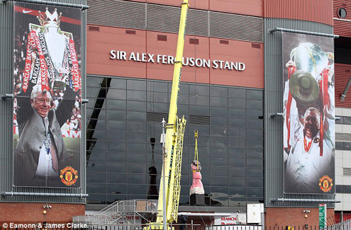 Van Nistelrooy, Cantona và Solskjaer trở lại Manchester trong ngày dựng tượng Sir Alex