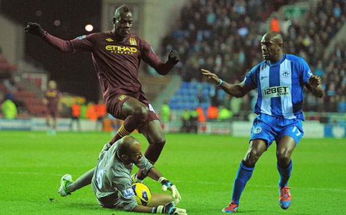 Balotelli được đồng đội kêu gọi ở lại Man City