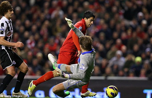 Điệp khúc khen quen thuộc của Rodgers: Luis Suarez thi đấu chẳng khác gì Messi