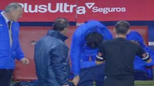 Trọng tài bắt cầu thủ... tụt quần giữa sân để phạt thẻ