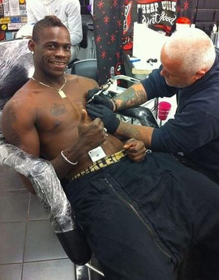 Balotelli đi xăm hình 'giải đen'